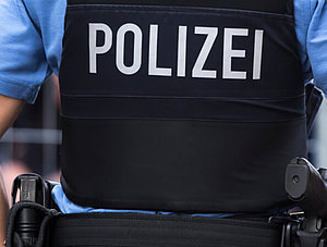 Polizist von hinten