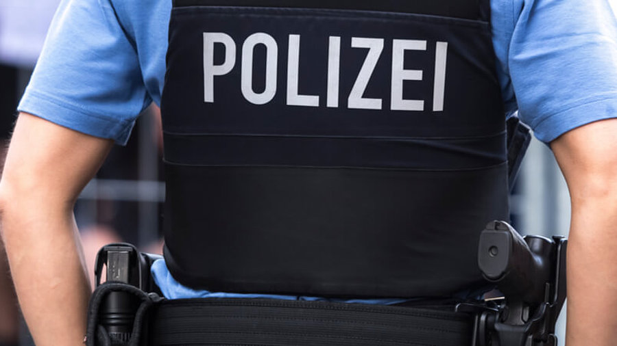 Polizist von hinten