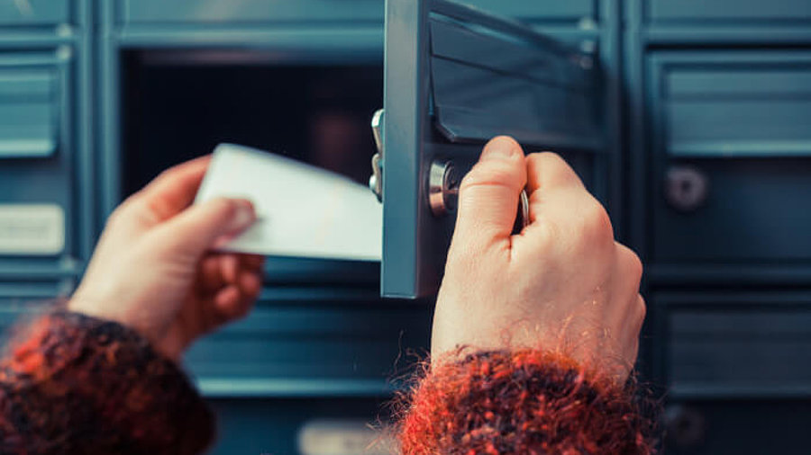 Brief aus Briefkasten holen