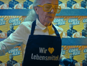 Oma tanzt in Edeka-Uniform 