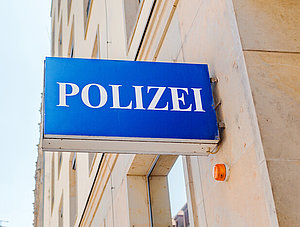 Polizei-Zeichen an einer Hauswand