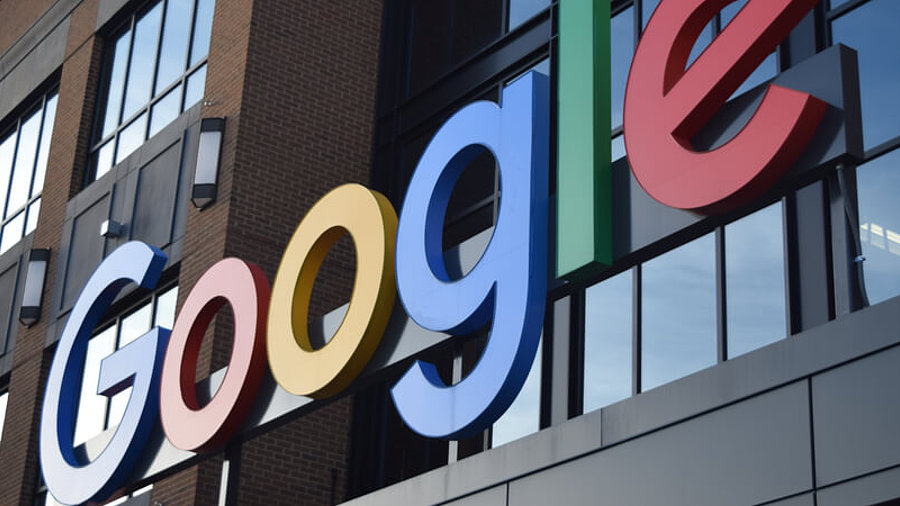 Logo von Google an einer Hauswand