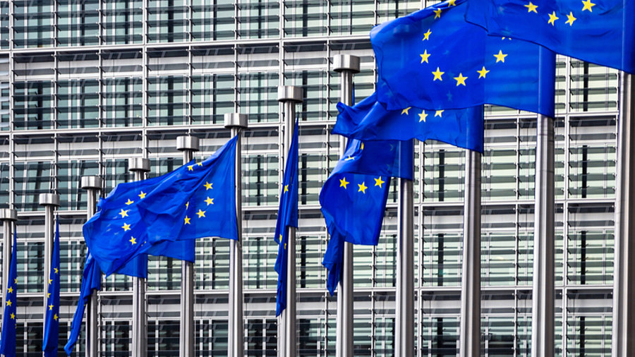 EU Flaggen vor dem Geb&auml;ude der EU Kommission