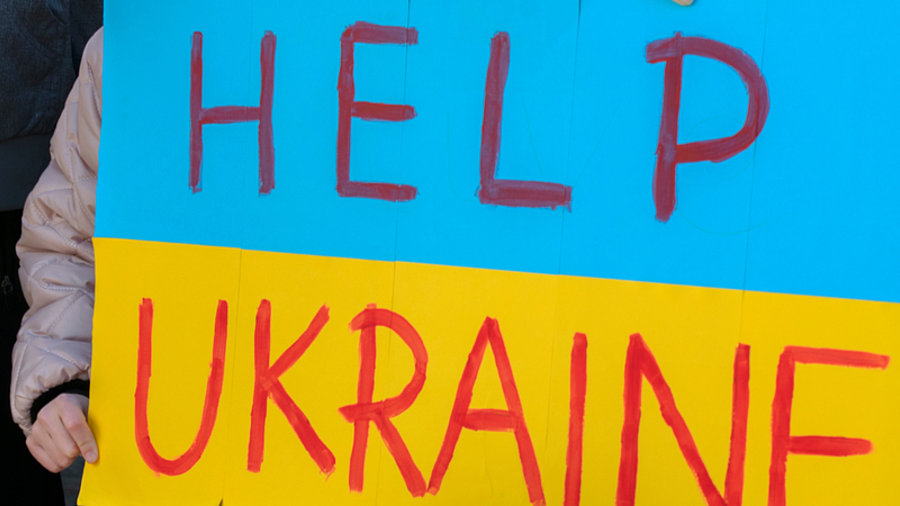 Demoschild mit Hilfsaufruf f&uuml;r die Ukraine
