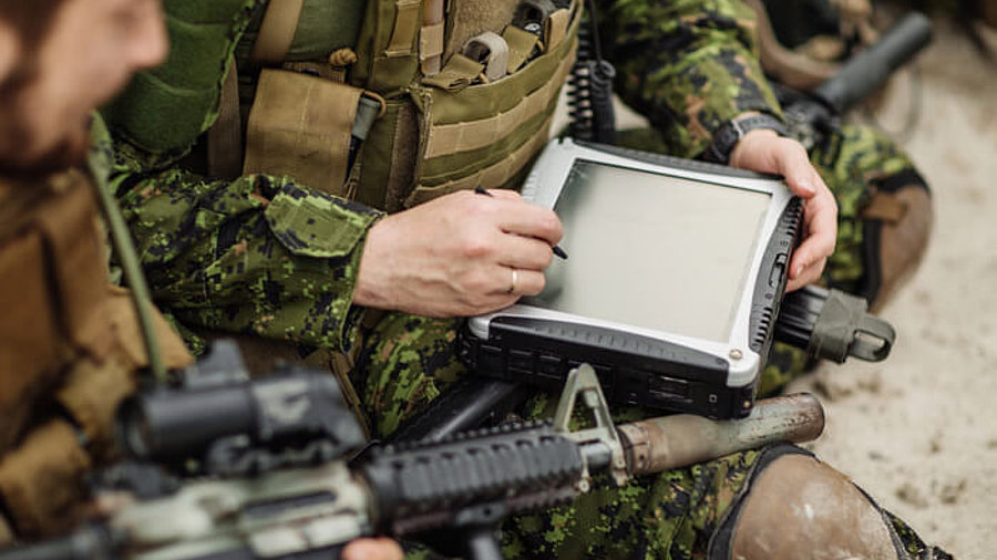 Soldaten mit Laptop