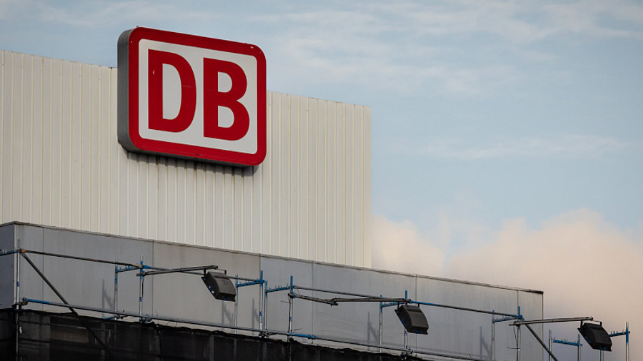 Deutsche Bahn Logo auf Geb&auml;ude