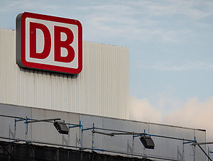 Deutsche Bahn Logo auf Geb&auml;ude