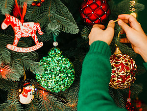 Kind schm&uuml;ckt Weihnachtsbaum