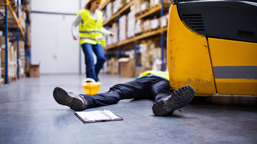 Ein verletzter Arbeitnehmer nach einem Unfall in einem Lager