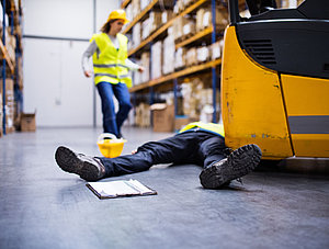 Ein verletzter Arbeitnehmer nach einem Unfall in einem Lager