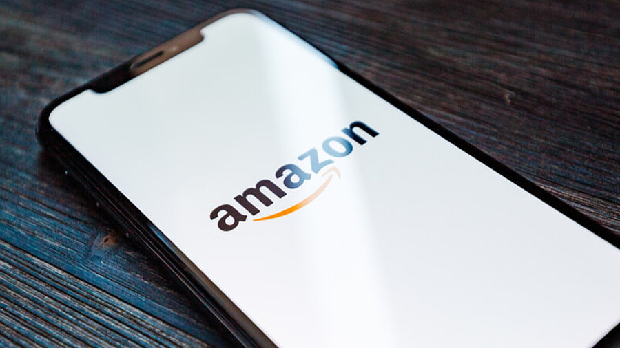 Amazon-Logo auf einem Smartphone