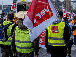 Gewerkschaft Verdi: Menschen protestieren