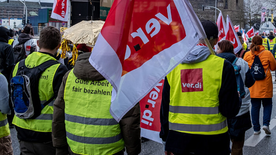 Gewerkschaft Verdi: Menschen protestieren