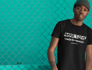 Mann tr&auml;gt T-Shirt mit &bdquo;Make Love not War&ldquo;-Schriftzug