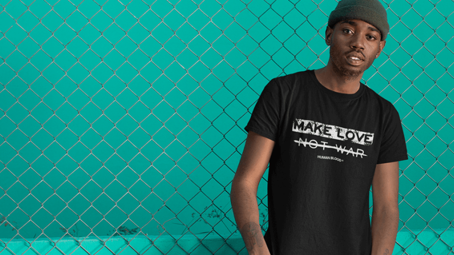 Mann tr&auml;gt T-Shirt mit &bdquo;Make Love not War&ldquo;-Schriftzug