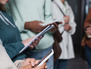 Gruppe von Menschen mit Smartphones und Tablets