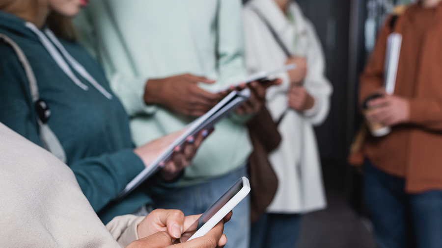 Gruppe von Menschen mit Smartphones und Tablets