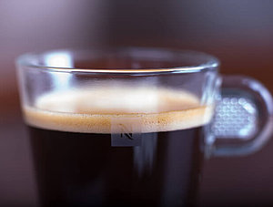 Espresso in einer Tasse des Kaffeespezialisten Nespresso