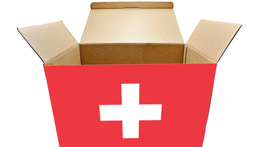 Paket mit Schweiz-Flagge