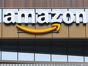 Amazon-Logo auf einem Gebäude