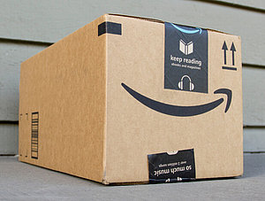 Amazon-Paket mit einem Lächeln