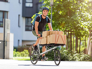 Fahrradkurier mit Paket