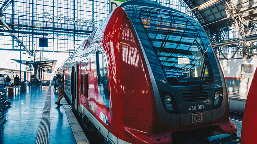 Bald von neuen Streiks betroffen: Zug der Deutschen Bahn