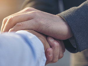 Zwei m&auml;nnliche Personen reichen sich die Hand