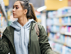 Frau im Supermarkt