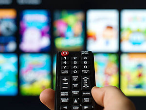 Fernbedienung vor Smart-TV