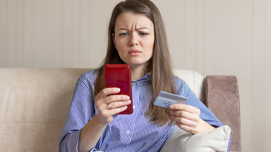 Frau mit Telefon und Karte