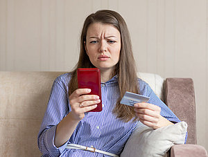 Frau mit Telefon und Karte