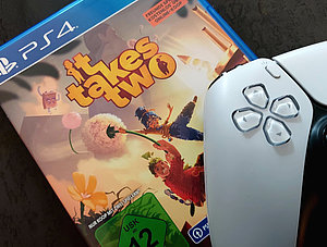 Videospiel „It Takes Two“ mit PS5-Controller