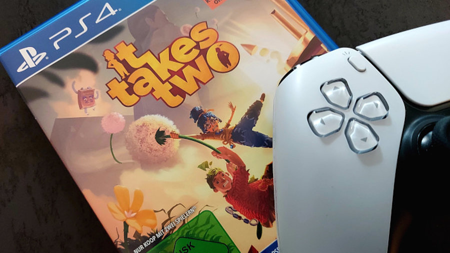 Videospiel „It Takes Two“ mit PS5-Controller