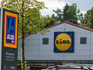 Schilder der beiden Discounter Aldi und Lidl