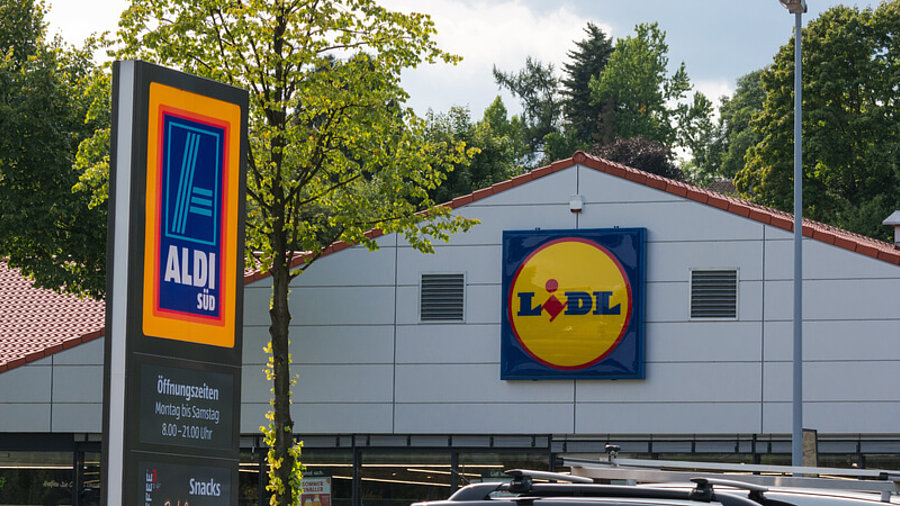 Schilder der beiden Discounter Aldi und Lidl