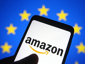 Amazon-Logo auf Smartphone vor EU-Flagge