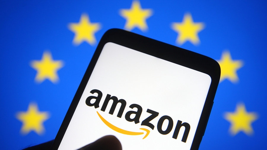 Amazon-Logo auf Smartphone vor EU-Flagge