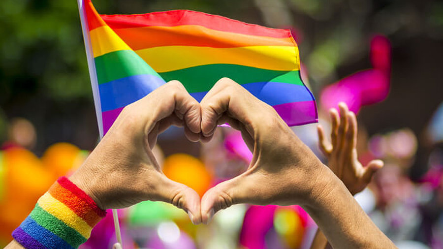 Regenbogenflagge und Herz - Zeichen des Christopher Street Day