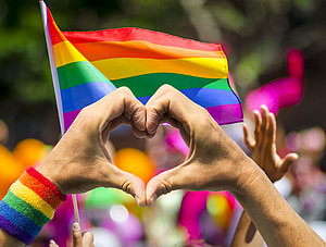 Regenbogenflagge und Herz - Zeichen des Christopher Street Day