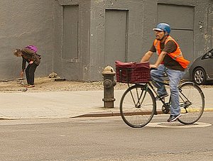 Mann auf fahrrad fährt Paket aus