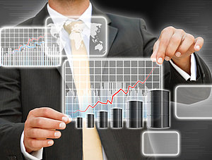 Mann hält ein Diagramm in der Hand 