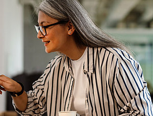 Frau am Kaffeeautomaten