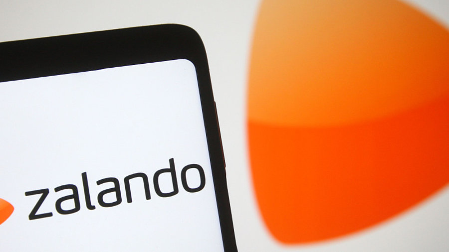 Zalando Logo auf Smartphone und im Hintergrund