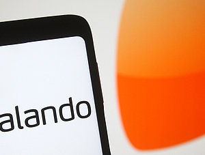 Zalando Logo auf Smartphone und im Hintergrund