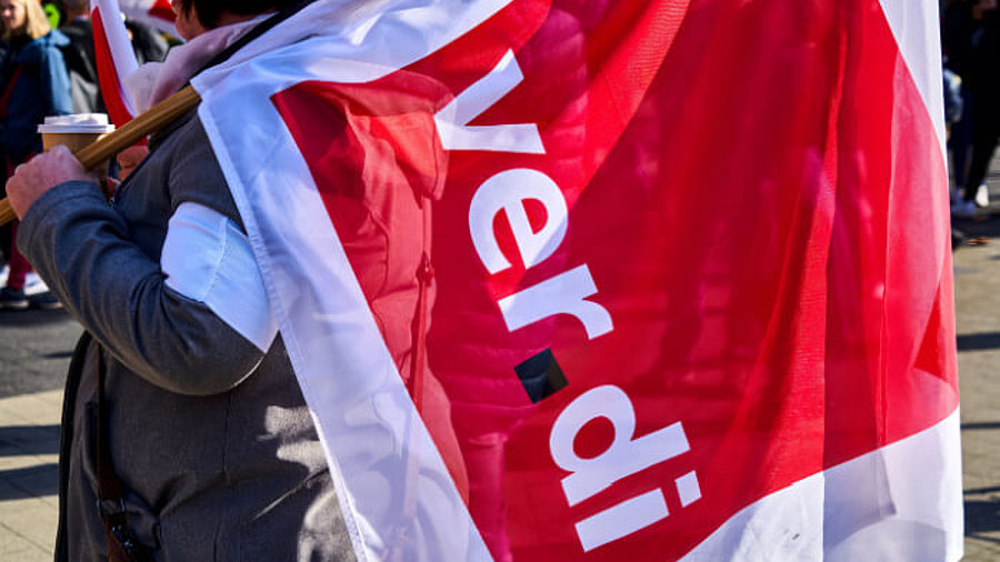 Frau mit Verdi-Flagge