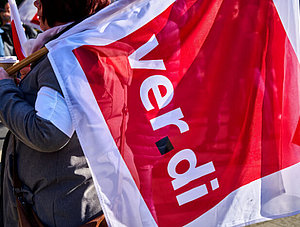 Frau mit Verdi-Flagge