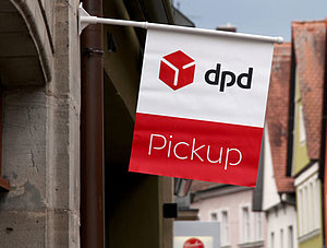 DPD Pickup Fahne an Gebäude