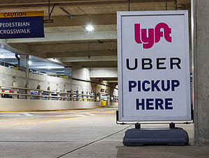 Schild: Uber- und Lyft-Abholstation