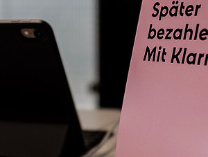 Hinweisschild an der Kasse "Sp&auml;ter bezahlen mit Klarna"